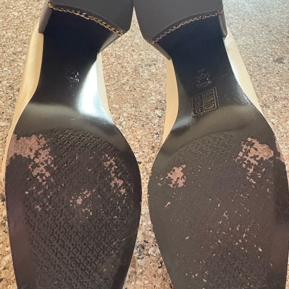 Tory Burch Women's Beige Loafers with Gold Chain - Picture 6 of 7